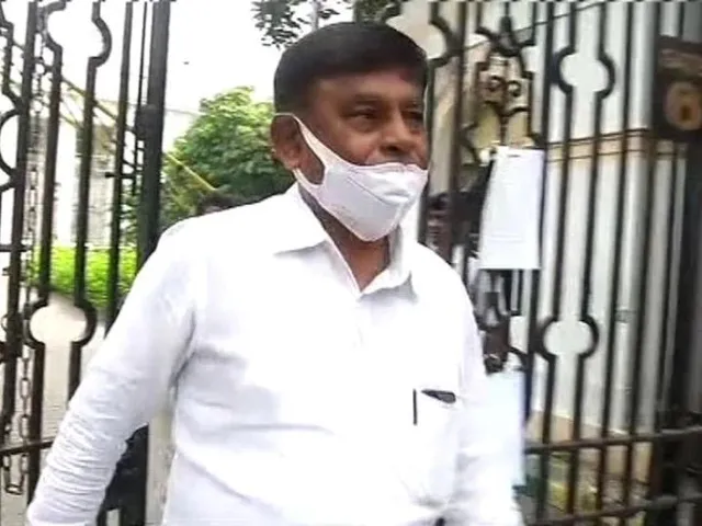জোকা  ইএসআইয়ে নিয়ে যাওয়া হচ্ছে মানিক ভট্টাচার্যকে