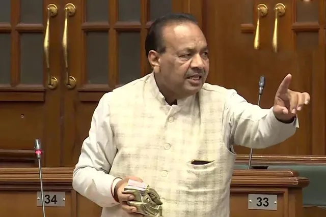 বিধানসভায় নোটের বাণ্ডিল দেখিয়ে নার্সিং নিয়োগে দুর্নীতির অভিযোগ বিধায়কের