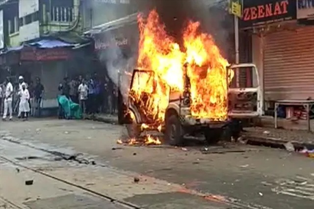 পুলিশের গাড়িতে আগুন ধরিয়ে দিলেন বিজেপি কর্মীরা