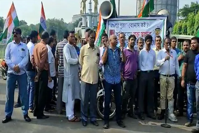 রক্ত দিয়ে সই করে দুর্গাপুরে বিক্ষোভ