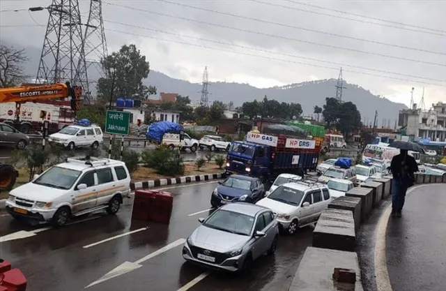 খারাপ আবহাওয়া এবং পাথর ছোঁড়ার কারণে জম্মু-শ্রীনগর জাতীয় মহাসড়কে যান চলাচল বন্ধ