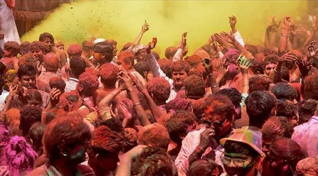 শুধু রং ধুতেই খরচ সাড়ে ৯ কোটি লিটার জল