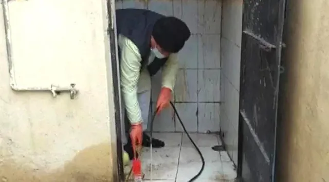 ছাত্রীর অভিযোগ পেয়ে নিজে গিয়ে স্কুলের শৌচাগার সাফ করলেন মন্ত্রী