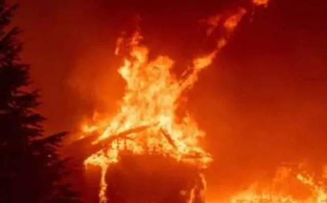 ভোররাতে বাগজোলা খাল পাড়ে বিধ্বংসী আগুন