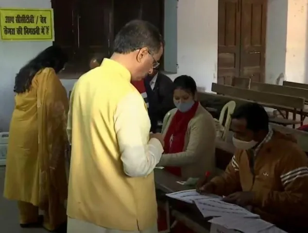 ভোট দিলেন উপ-মুখ্যমন্ত্রী দীনেশ কুমার