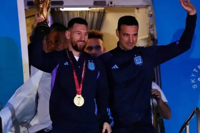 ফিফা বিশ্বকাপ জয়ের পর দেশে ফিরল মেসিরা, প্রকাশ্যে ভিডিও