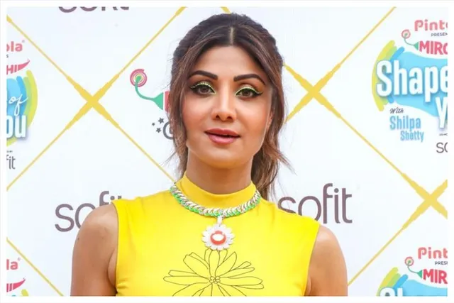 রানী এলিজাবেথের সাথে ছবি শেয়ার শিল্পার