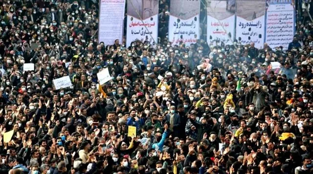 নদীকে বাঁচানোর দাবিতে ইরানের রাস্তায় হাজার-হাজার মানুষ