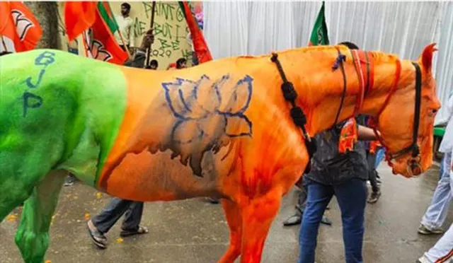 যাত্রায় ঘোড়ায় আঁকা বিজেপির পতাকা, মানেকা গান্ধীর এনজিও অভিযোগ দায়ের করল