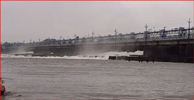 দামোদর ও দুর্গাপুর ব্যারেজ থেকে ২১,৪০০ কিউসেক জল ছাড়া হল