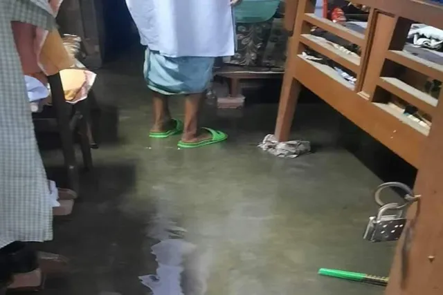 নালা উপচে বৃষ্টির জল ঢুকলো কাউন্সিলরের বাড়িতে, ডুবলো মেদিনীপুর শহরের অলিগলি