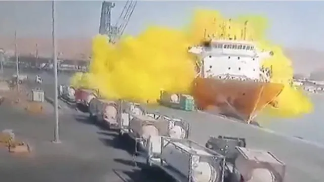 বিষাক্ত হলুদ ধোঁয়ায় ঢাকল জাহাজ, মুহূর্তে মৃত্যু ১২ জনের