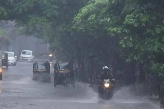 বজ্র-বিদ্যুৎ সহ মাঝারি বৃষ্টির  সম্ভাবনা