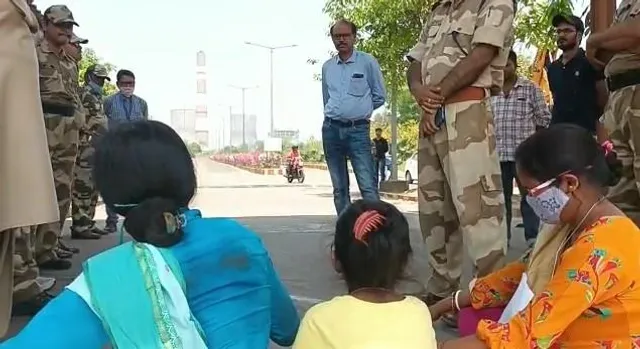 চাকরি না হওয়ায় অভিনব প্রতিবাদ প্রৌঢ়ার