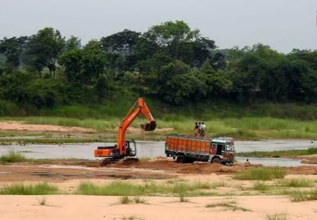 বালি পাচার চক্র সক্রিয় জলপাইগুড়ি জেলার রাজগঞ্জে
