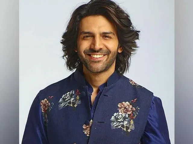 শুটিংয়ের মাঝেই শুটিং সেটের ছবি শেয়ার করলেন কার্তিক