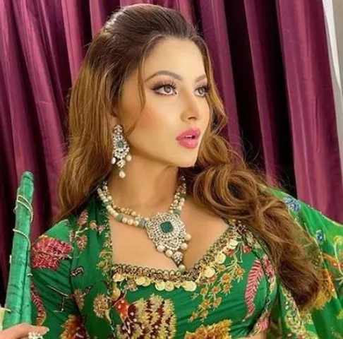 সিঁদুর ও মঙ্গলসূত্র পরলেন ঊর্বশী রাউতেলা লিখলেন রহস্যময় নোট