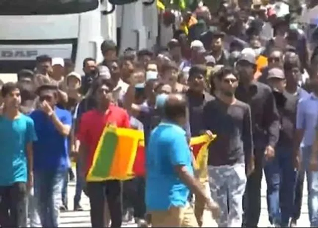 দেশ ছেড়েছেন রাষ্ট্রপতি, কলম্বোয় নতুন করে বিক্ষোভ শুরু