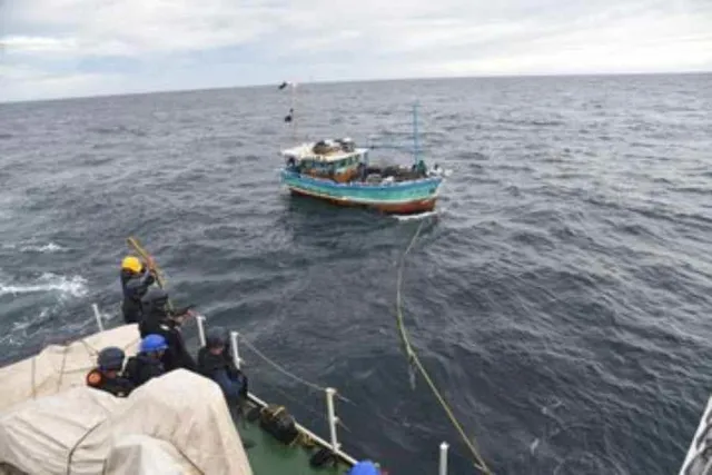 ৫ জন ক্রু মেম্বার সহ শ্রীলঙ্কান নৌকা আটক করল ভারতীয় কোস্ট গার্ড