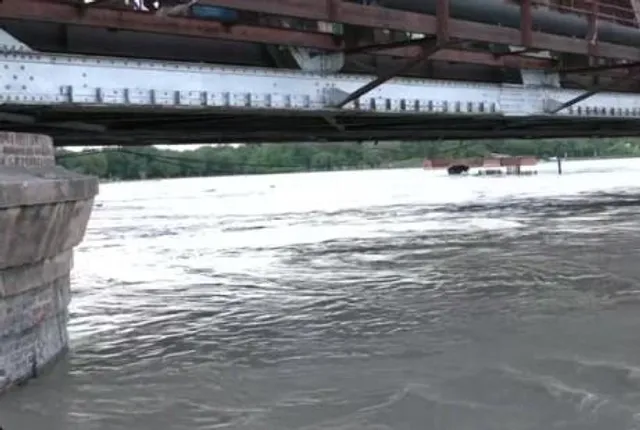 বিপদসীমার ওপর দিয়ে বইছে যমুনা নদী