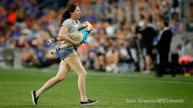 মা এর হাত ছেড়ে ফুটবল গ্রাউন্ডে ছুটে পালাল একরত্তি