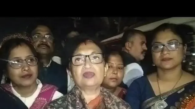 রাতের অন্ধকারে গ্রামে গিয়ে অভাব অভিযোগ শুনলেন রাজ্যের অর্থ প্রতিমন্ত্রী ও সাংসদ মালা রায়