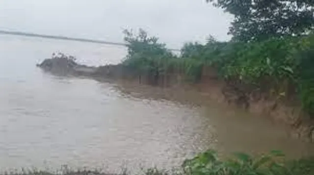 মুর্শিদাবাদের সামশেরগঞ্জে ভয়ঙ্কর ভাঙন