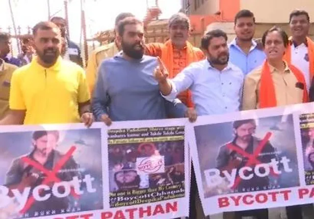 'পাঠান'-এর মুক্তির  প্রতিবাদে উত্তাল বেঙ্গালুরু, দেখুন ভিডিও