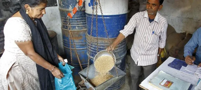 ভিন রাজ্য থেকে আসা পরিযায়ী শ্রমিকরাও এবার থেকে বিনামূল্যে রেশন পাবেন