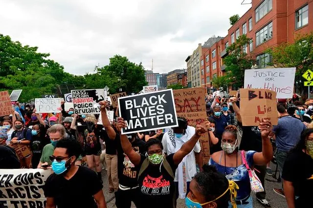 দক্ষিণ আফ্রিকায় এক মর্মান্তিক ঘটনায় বর্ণ বৈষম্যের নিন্দার ঝড়