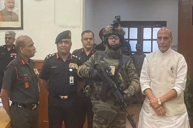 সেনাবাহিনীর হাতে একাধিক দেশীয় অস্ত্র তুলে দিলেন প্রতিরক্ষামন্ত্রী