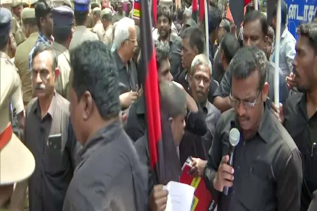 সুপ্রিম কোর্ট এবং হাইকোর্টের বিচারকদের নিয়োগে সংরক্ষণের দাবিতে বিক্ষোভ