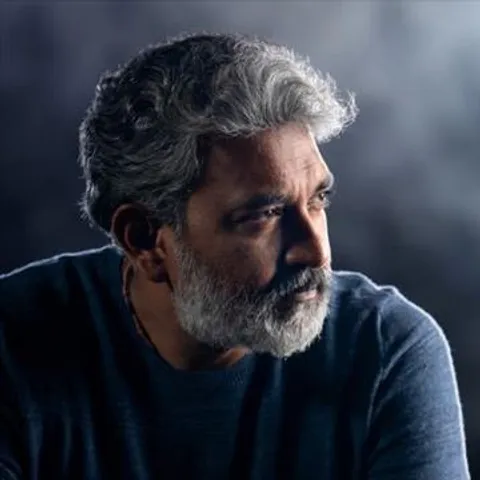 পুরষ্কার পাওয়ায় খুশি এসএস রাজামৌলি