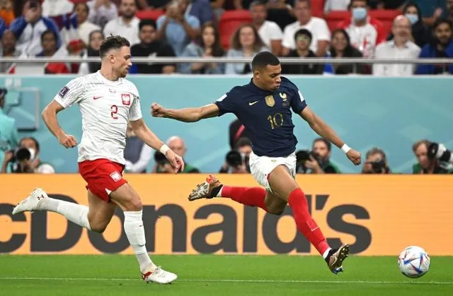 শেষ প্রথমার্ধ, ওলিভিয়ার জিরুডের গোলে ১-০ এগিয়ে ফ্রান্স