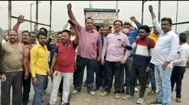 দুর্গাপুর নগর নিগমের টোল ট্যাক্সের সামনে বিক্ষোভ