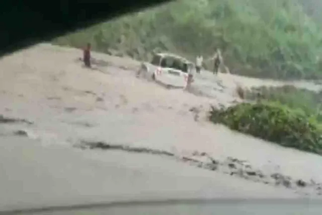 আকস্মিক বন্যা, ভেসে গেল গাড়ি- দেখুন ভিডিও