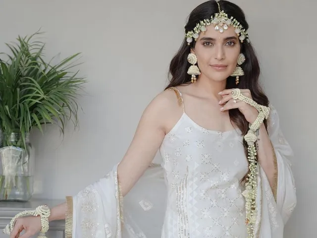 বিয়ের পিঁড়িতে করিশ্মা