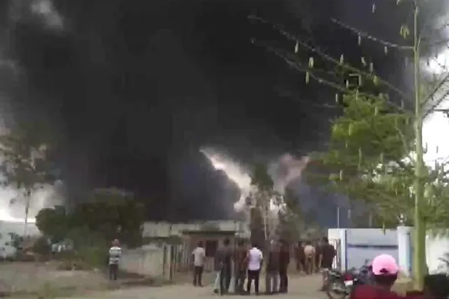 অগ্নিকাণ্ডের কবলে কার কেয়ারিং কোম্পানি