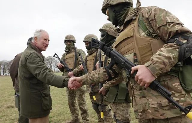 ইউক্রেনীয় সৈন্যদের সঙ্গে দেখা করলেন রাজা তৃতীয় চার্লস