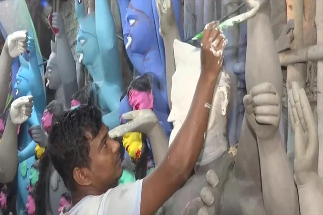 কালীপুজোকে ঘিরে কুমারটুলিতে প্রতিমা গড়তে ব্যস্ত শিল্পীরা