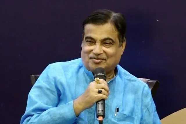 ৪ ঘণ্টায় ২২টি পুজো মণ্ডপ পরিদর্শন করলেন গড়কড়ি