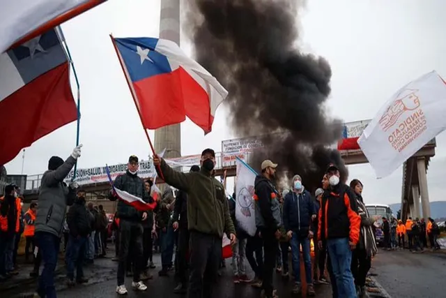 দূষণ কমাতে খনি অবরোধ করে বিক্ষোভ