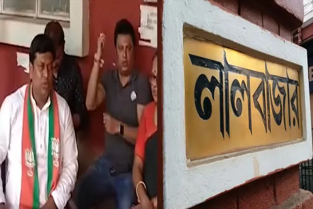 লালবাজারের গেটে আগুন জ্বালিয়ে দিল বিজেপি কর্মীরা