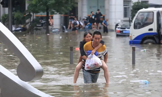 ভয়াবহ বন্যা চিনে, মৃত ৩৩