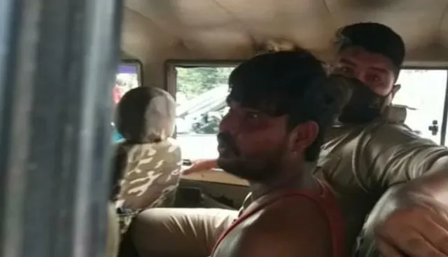 নকল সোনার সামগ্রী বিক্রির নামে প্রতারণার দায়ে যুবককে গণপিটুনি