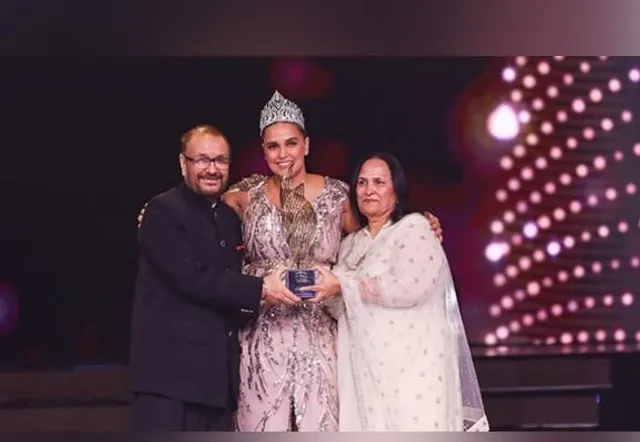 মিস ইন্ডিয়া হিসাবে ২০ বছর পূর্ণ, মুকুট পরলেন নেহা ধুপিয়া