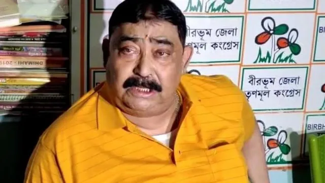 ২০ মিনিট  বসিয়ে রাখা হয় অনুব্রতকে