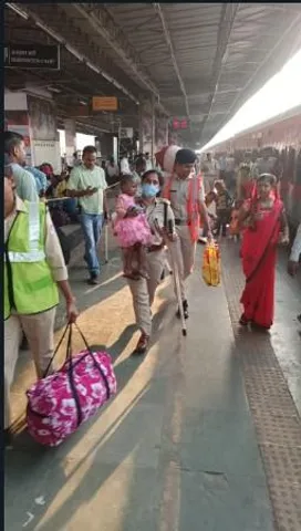 RPF: সাহায্যের হাত বাড়িয়ে দিলেন মহিলা আরপিএফ কর্মী