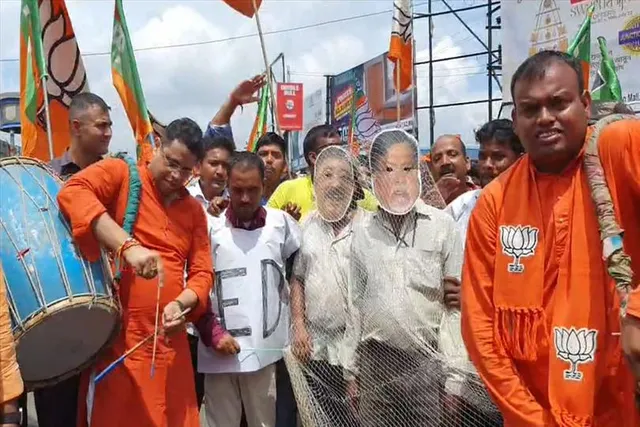 গরুর গলায় প্ল্যাকার্ড ঝুলিয়ে বিজেপির বিক্ষোভ