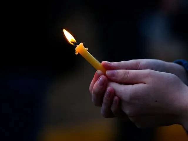 নিহত মার্কিন সেনাদের উদ্দেশ্যে মোমবাতি জ্বালিয়ে শ্রদ্ধা নিবেদন